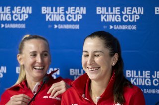 Belinda Bencic, à droite, se réjouit de pouvoir redéfendre les couleurs de la Suisse KEYSTONE/ANTHONY ANEX